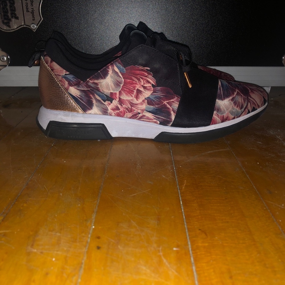 Ted Baker Floral Sneaker size 7